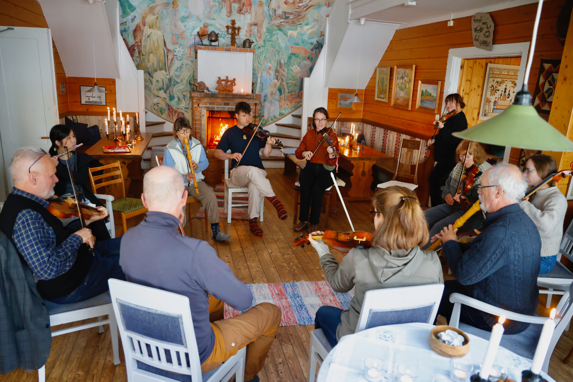 Spelfolket spelar i ring i Stora Huset på Stenudden