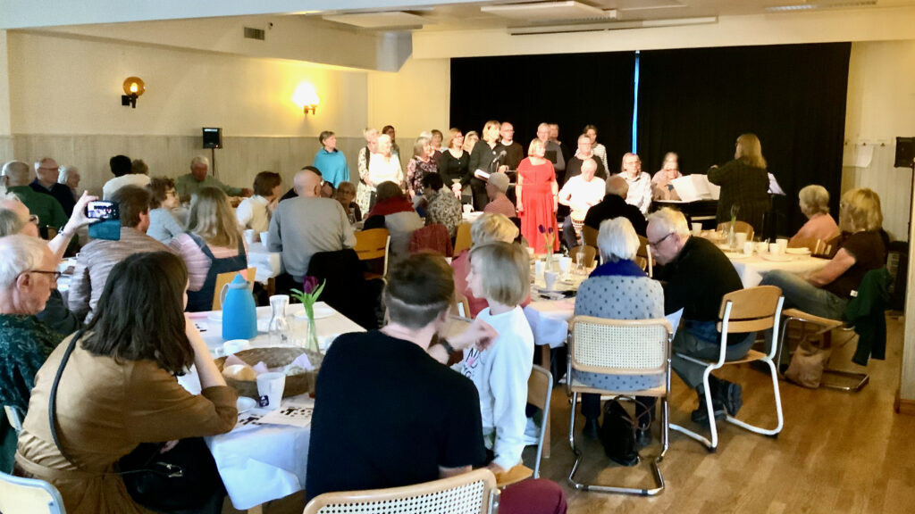 Hembrygden sjunger för en bländad publik